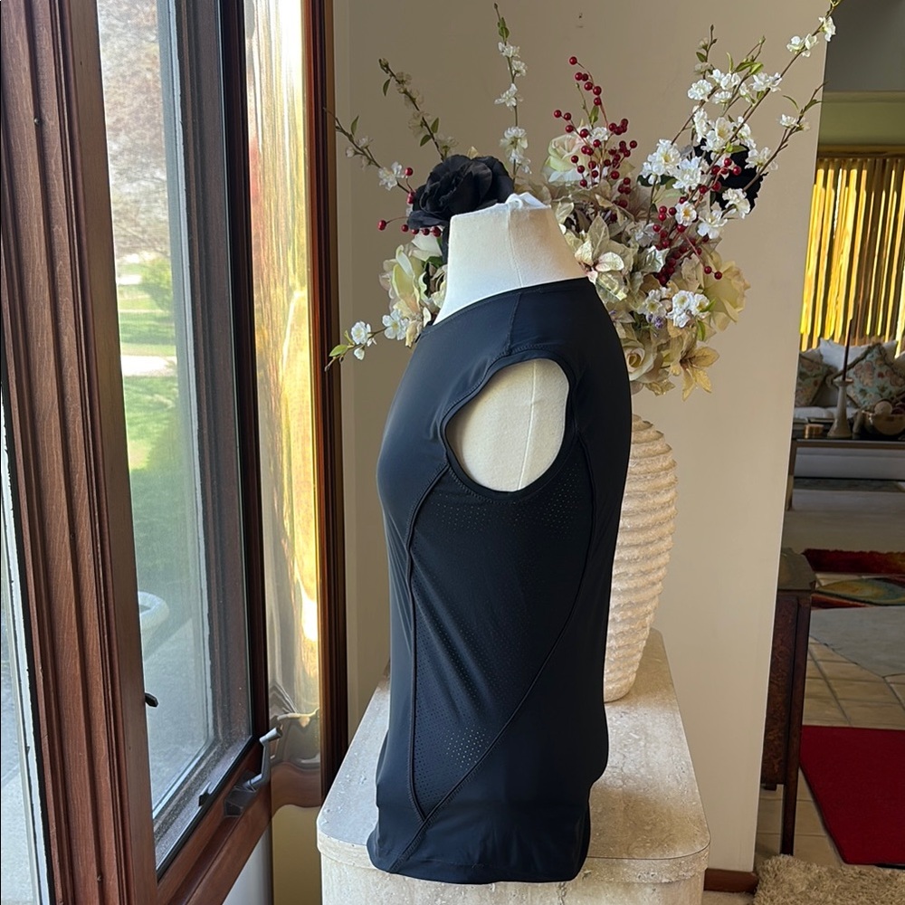 NWOT Athleta Black Fitted Sleeveless athletic top. Measurements and photos. - Picture 2 of 13